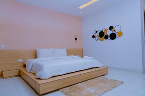 4 makuuhuonetta, tallelokero huoneessa, silitysrauta/-lauta