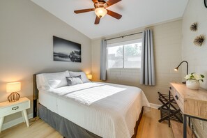 2 bedrooms, desk, iron/ironing board, WiFi - ASU Base! ~ 4 Mi to Old Town Scottsdale! (Tempe)