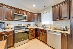 Fridge, microwave, stovetop, dishwasher - ASU Base! ~ 4 Mi to Old Town Scottsdale! (Tempe)