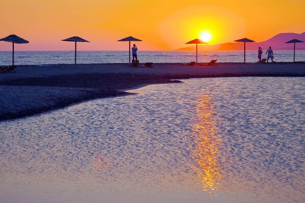 Beach nearby, white sand, 4 beach bars