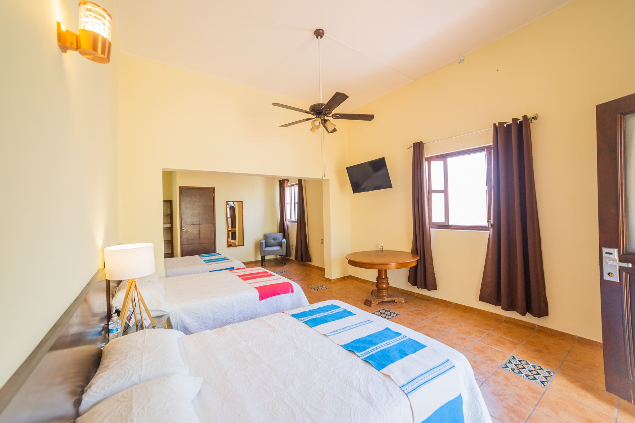 Tremannsrom – familie | Sengetøy av topp kvalitet, dundyner og individuelt dekorert