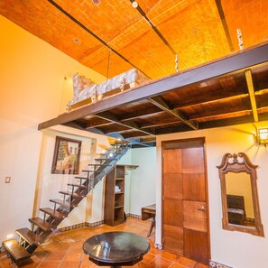 總統套房, 1 張特大雙人床, 庭園 | 起居區 | 45-吋平面電視，提供衛星頻道