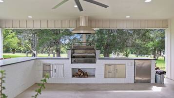 Enjoy cooking up a storm in this outdoor kitchen with a pizza oven and stunning park views.