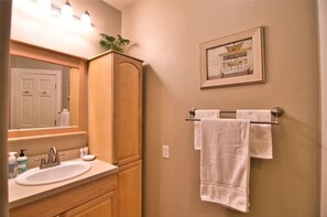 Haartrockner, Handtücher, Seife, Shampoo