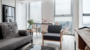 Superior Studio | Living area | 50-inch Smart TV with digital channels - Nido GDL (Guadalajara)