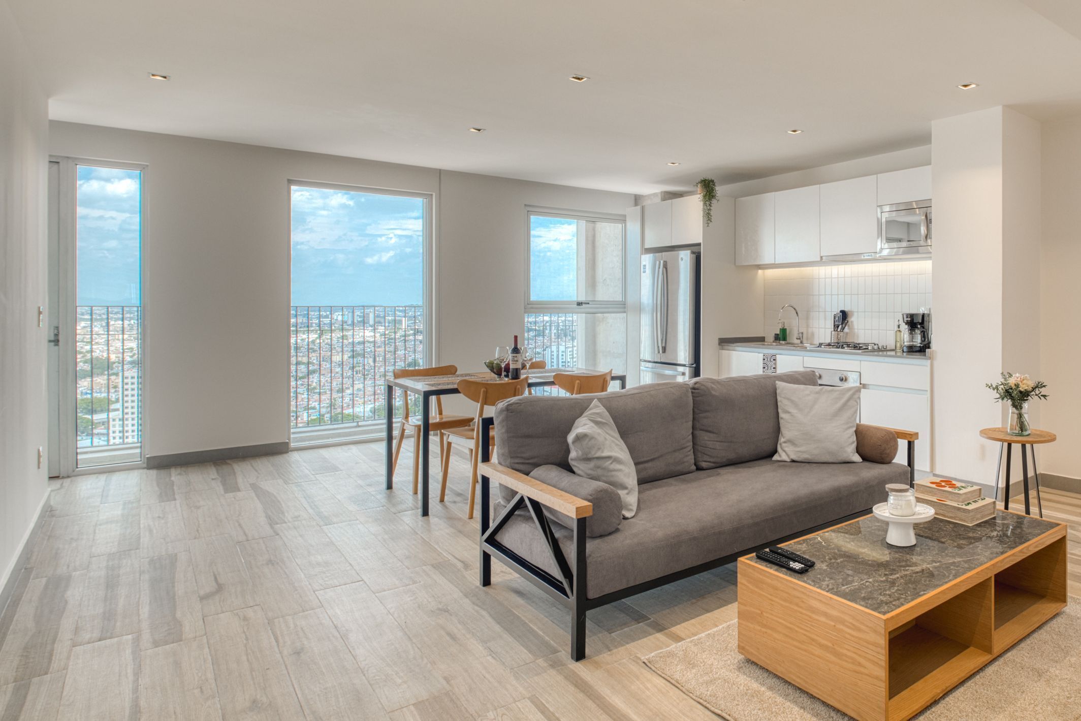 豪華公寓, 2 間臥室, 陽台, 城市景觀 | 客廳 | 50-吋智慧型電視，提供數位頻道