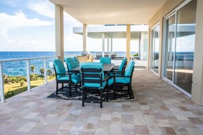 屋外ダイニングエリア