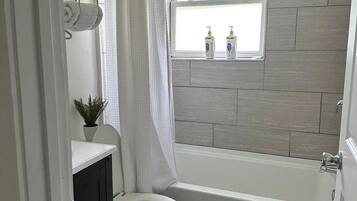 Sèche-cheveux, serviettes fournies, savon, shampoing