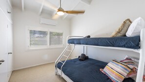 3 bedrooms, iron/ironing board, WiFi, bed sheets - Cleveland on Clarence - Lifestyle Yamba (YAMBA)