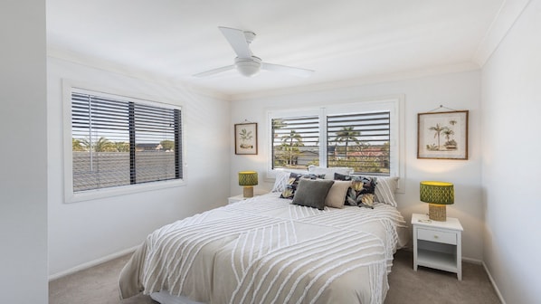 4 bedrooms, iron/ironing board, WiFi, bed sheets