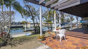 Outdoor dining - Copacabana House - Lifestyle Yamba (YAMBA)