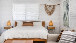 4 bedrooms, iron/ironing board, free WiFi, bed sheets - Copacabana House - Lifestyle Yamba (YAMBA)