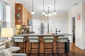 冷蔵庫、電子レンジ、オーブン、コンロ