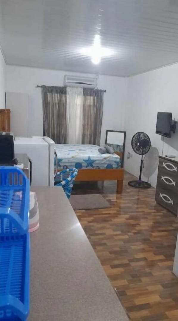 1 bedroom, bed sheets