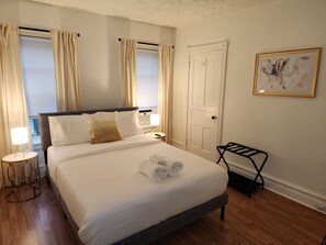 3 bedrooms, desk, iron/ironing board, travel crib