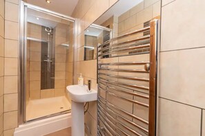 Shower, hair dryer, towels, soap - Edinburgh Castle Hideaway, Lawnmarket, Royal Mile - 2 mins walk to the Castle!

 (Edinburgh)