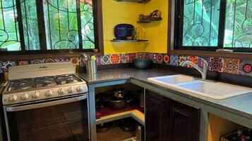 Microwave, oven, stovetop, cookware/dishes/utensils