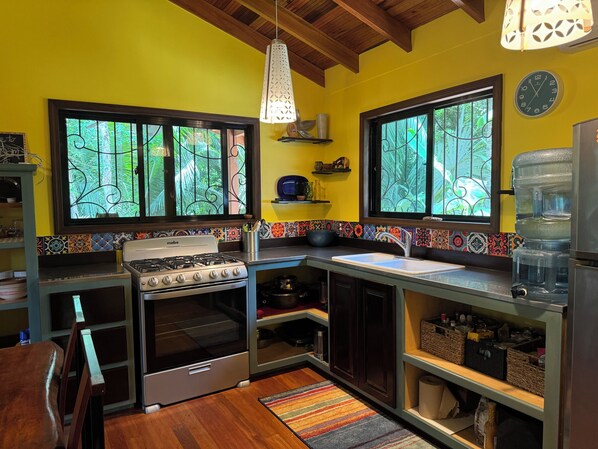 Microwave, oven, stovetop, cookware/dishes/utensils