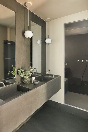 Deluxe-Doppel- oder -Zweibettzimmer | Badezimmer