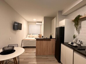 1 habitación, escritorio y espacio para trabajar con laptop 