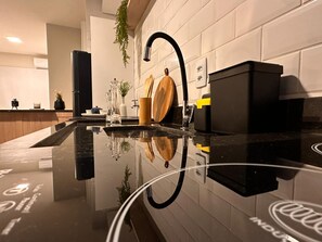 Studio Standard | Cocina privada | Refrigerador con congelador, microondas y cafetera y tetera 