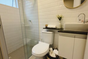 Studio Keluarga | Kamar mandi | Shower, pancuran hujan,  dan perlengkapan kamar mandi ramah lingkungan