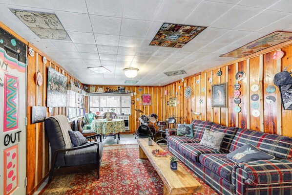 Lobby - Ravensong is a cozy cabin that  borders Ouachita National Forest!  Pets allowed (Oden)