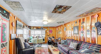 Ravensong is a cozy cabin that borders Ouachita National Forest! Pets allowed