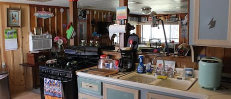 Kylskåp, mikrovågsugn, ugn och spishäll