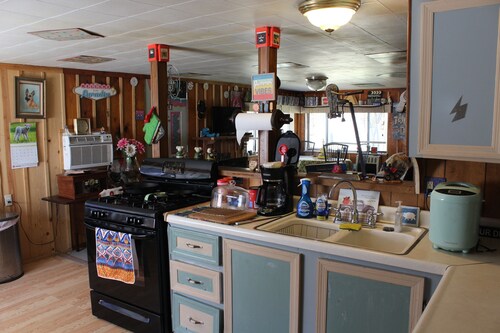 Ravensong is a cozy cabin that  borders Ouachita National Forest!  Pets allowed