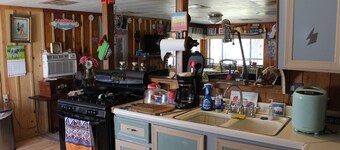 Ravensong is a cozy cabin that  borders Ouachita National Forest!  Pets allowed