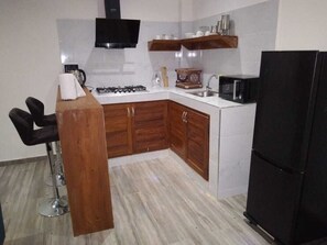 Refrigerador con freezer, microondas, licuadora, molino de café