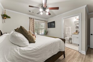 2 bedrooms, desk, iron/ironing board, travel crib - Serene Lake Lanier cottage with Fire Pit King Bed Bunk Bed Queen Bed  (Buford)