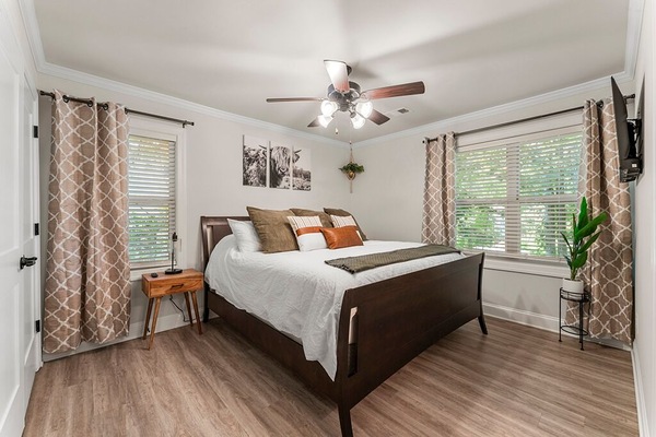 2 bedrooms, desk, iron/ironing board, travel cot