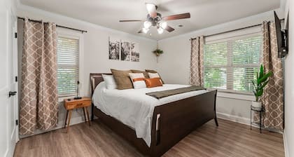 Serene Lake Lanier cottage with Fire Pit King Bed Bunk Bed Queen Bed