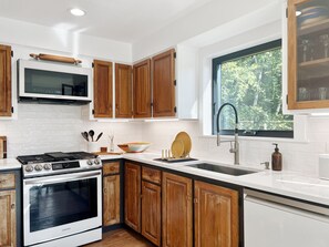 Refrigerador, microondas, horno y parrilla de estufa 