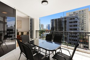 Outdoor dining - Surfers Paradise: Family Fun w/ 3 Pools, Gym & Spa (Surfers Paradise)
