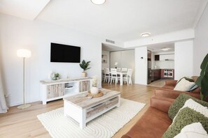 TV - Surfers Paradise: Family Fun w/ 3 Pools, Gym & Spa (Surfers Paradise)