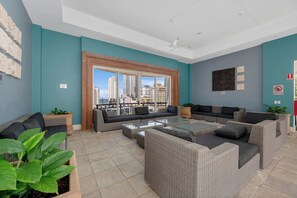 TV - Resort Living: Family-friendly Poolside Apt for 8! (Surfers Paradise)