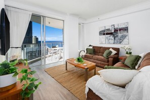 TV - Chevron 32nd Flr: Ocean Views, Balcony, Pools, Spa (Surfers Paradise)