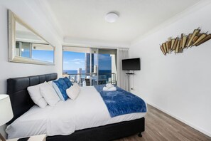 3 bedrooms, iron/ironing board, travel cot, WiFi - Chevron 32nd Flr: Ocean Views, Balcony, Pools, Spa (Surfers Paradise)