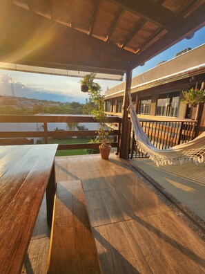 Full-size fridge, stovetop, cookware/dishes/utensils - Pousada Luz de Candeia (São João Batista do Glória)