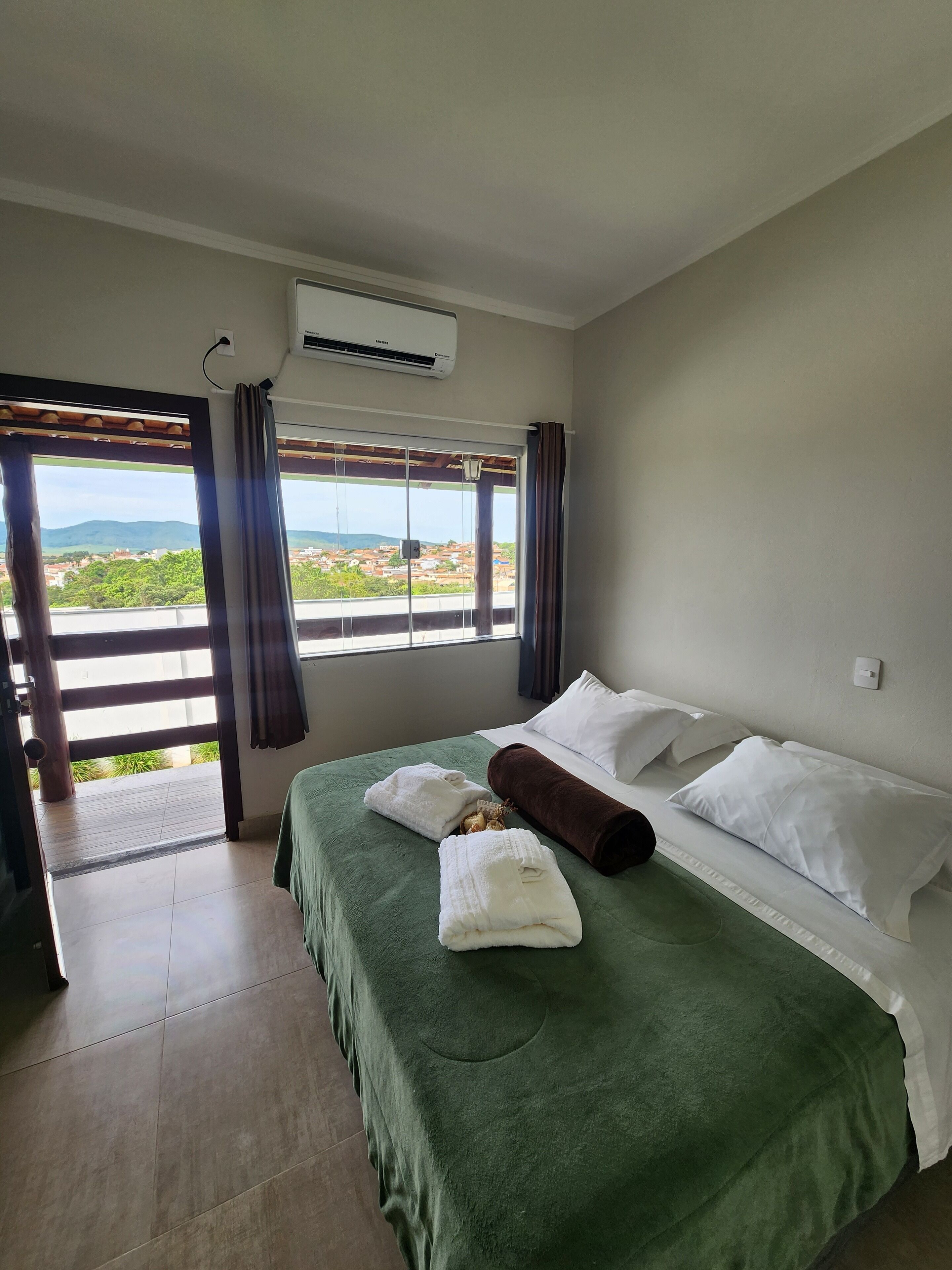 Quarto casal ou duplo básico | Cortinas blackout, Wi-Fi de cortesia