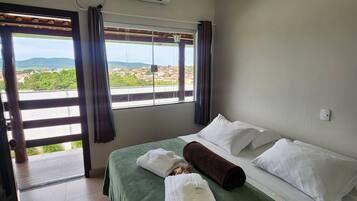 Quarto casal ou duplo básico | Cortinas blackout, Wi-Fi de cortesia