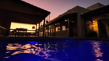 Una piscina al aire libre