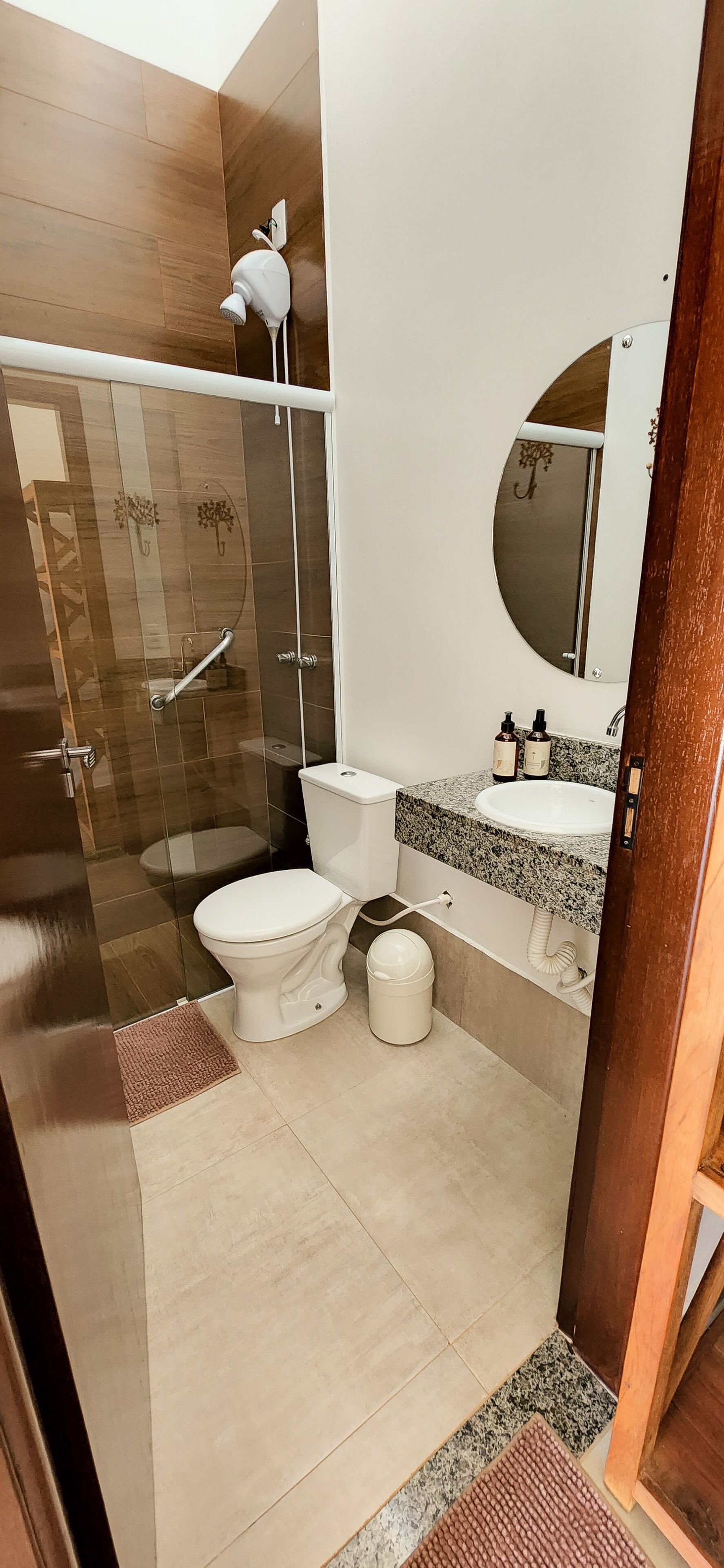 Un baño moderno con ducha, inodoro y lavamanos.