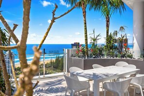 Outdoor dining - The Gallery Dream: Ultimate Broadbeach Getaway! (Gold Coast)