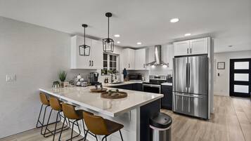 Een koelkast, een magnetron, een oven, een kookplaat