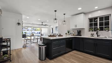 Een koelkast, een magnetron, een oven, een kookplaat