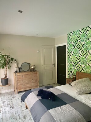 3 slaapkamers, een strijkplank/strijkijzer, wifi, beddengoed